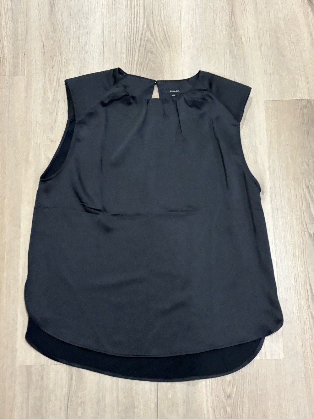 RW&CO. Black Keyhole Pleat-Front Sleeveless Camisole